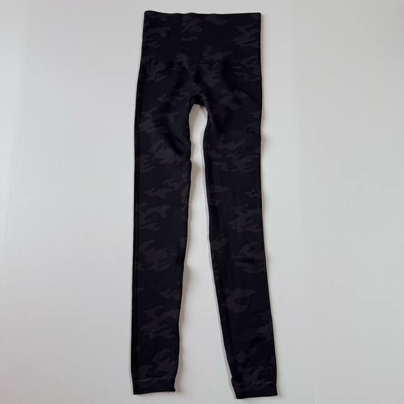 SPANX Look At Me Now Seamless Black Camo Legging Small - Picture 5 of 5